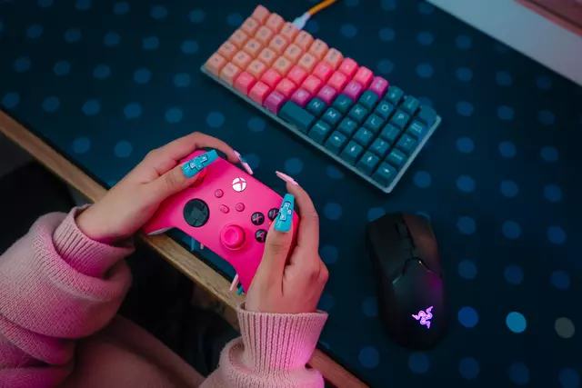 Comprar Mando Inalámbrico Deep Pink + Taza Xbox con Licencia Oficial Xbox Series screen 1